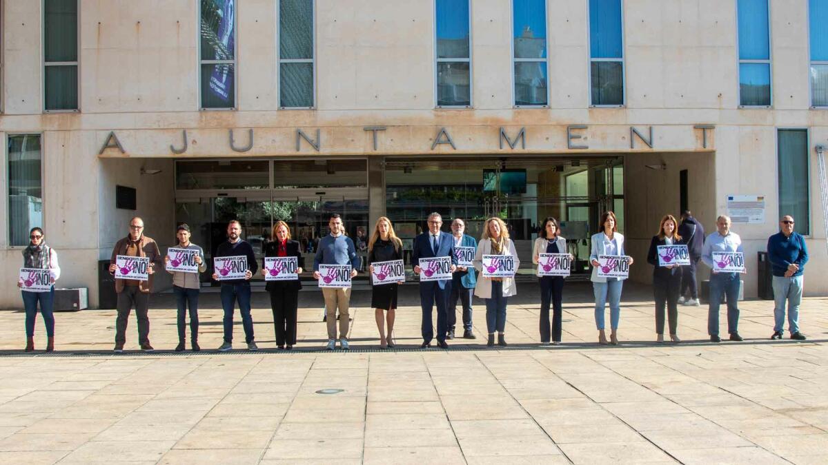 Benidorm guarda un minuto de silencio para mostrar su repulsa hacia el último crimen machista cometido en Orihuela   