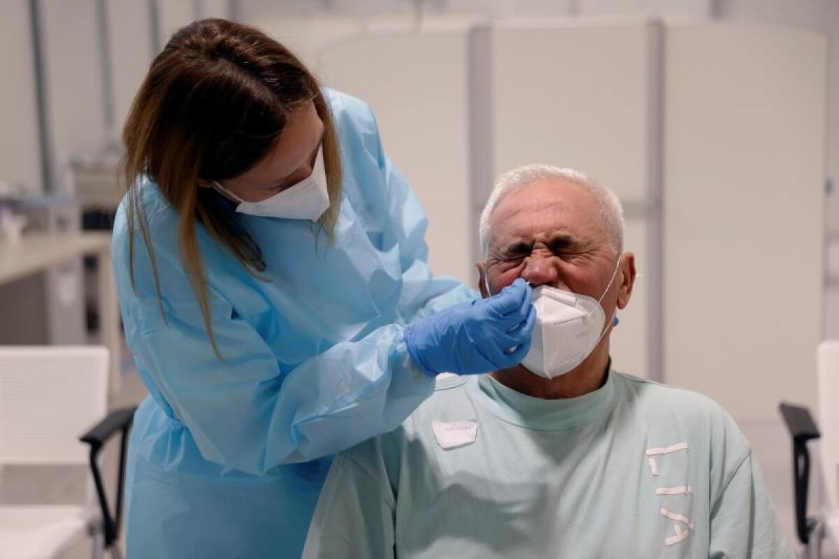 Sanidad eliminará las cuarentenas y limitará el uso de los test anti-Covid a la prescripción médica