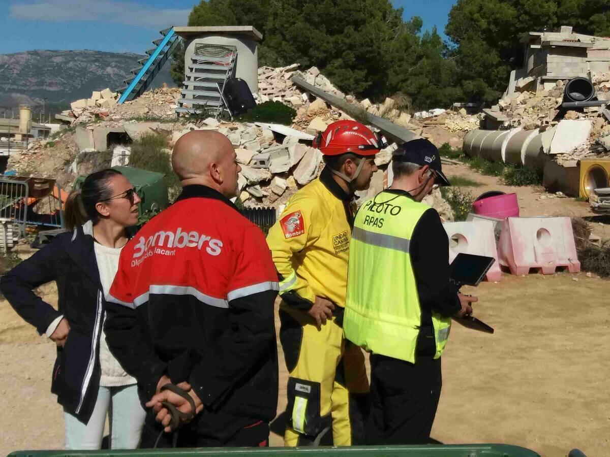 Los Bomberos entrenan sus &ldquo;perros de rescate&rdquo; en La Nuc&iacute;a