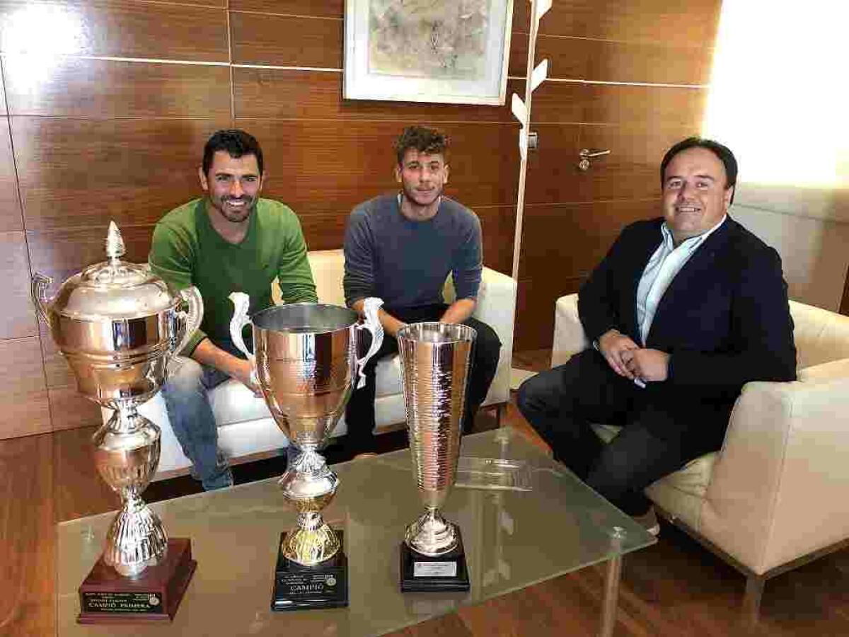 El alcalde recibe al joven pilotari de Finestrat y campeón de la Copa de Europa de Llargues Rafa Ferrer