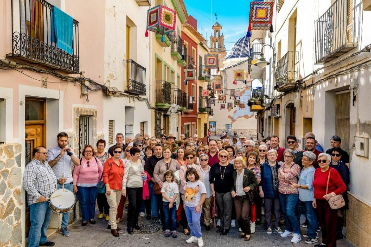 YA VUELVEN A LUCIR “ELS FAROLETS” EN EL CASCO HISTÓRICO TRADICIONAL DE FINESTRAT CON MOTIVO DEL DÍA INTERNACIONAL DE LA MUJER