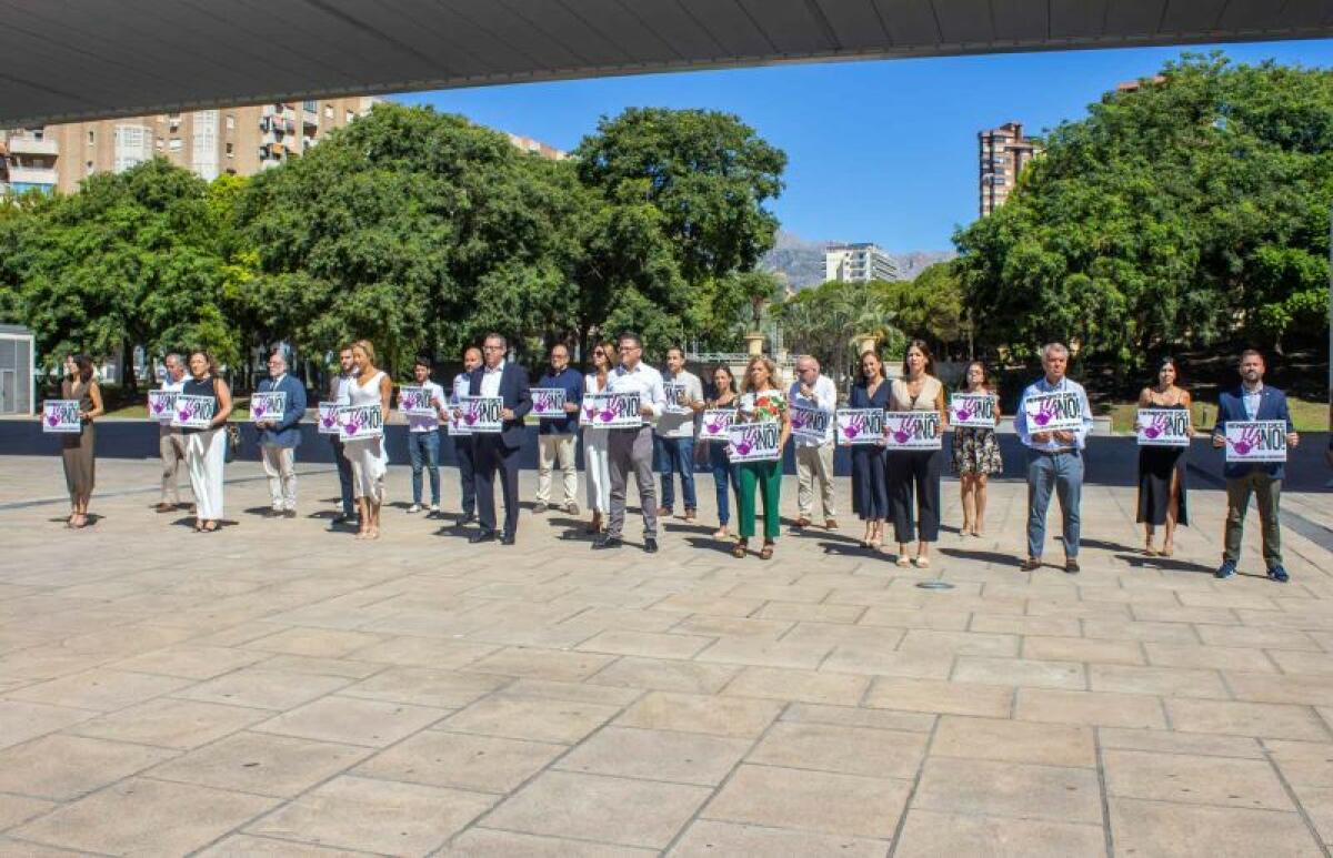 Benidorm expresa su repulsa por el último crimen machista cometido en Cádiz