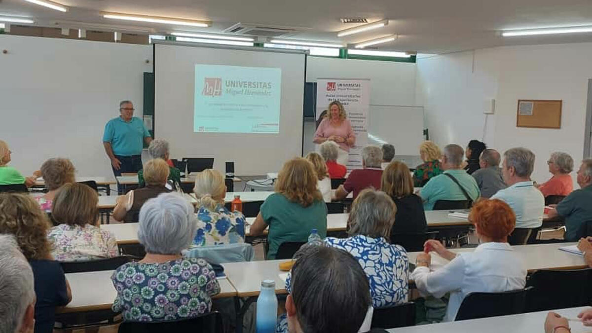 El programa AUNEX de Benidorm comienza el curso con medio centenar de alumnos matriculados