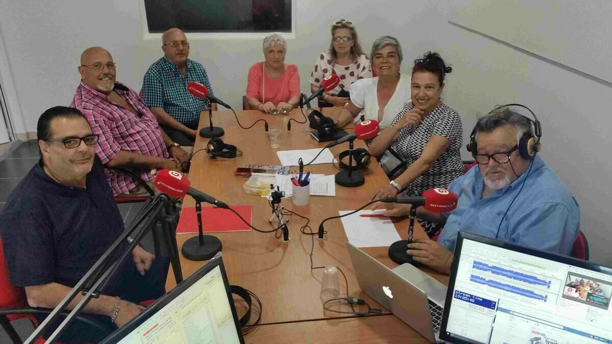 El grupo de teatro La Torreta visitó los estudios de Gestiona Radio