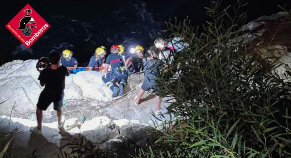 Rescatan a un hombre herido tras caer al mar en Cala Finestrat