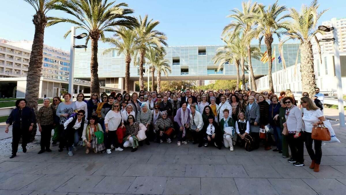 Cerca de 200 amas de casa de toda la Comunitat celebran su encuentro anual en Benidorm