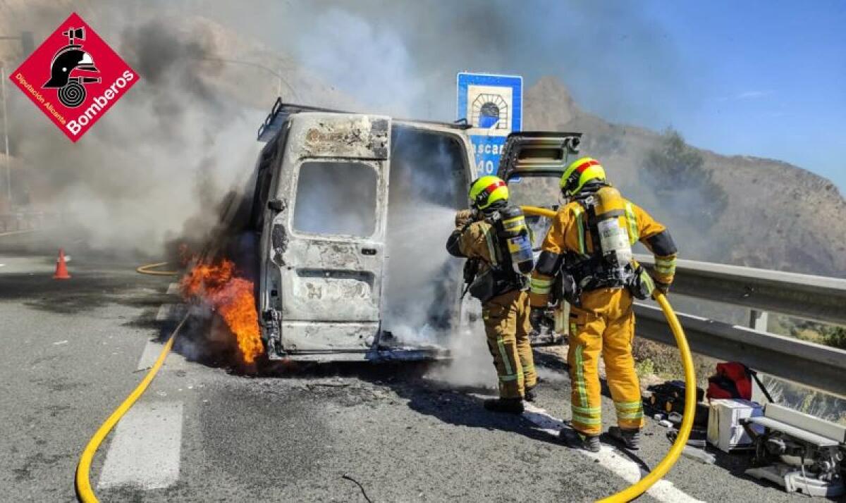 Se incendia un furgón industrial a escasos metros del Túnel del Mascarat.