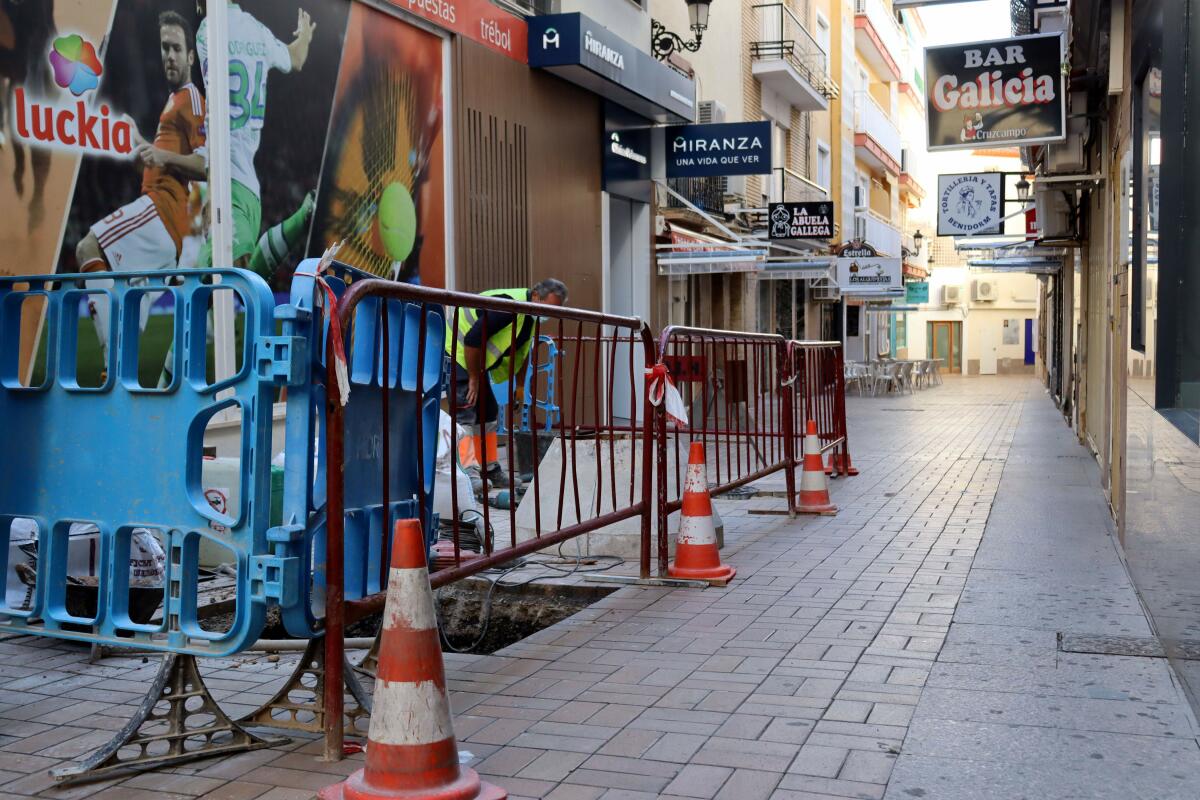 Benidorm actualiza el alcantarillado de las calles Rosario y Alcalde Jaume Ferrer para evitar atascos y malos olores