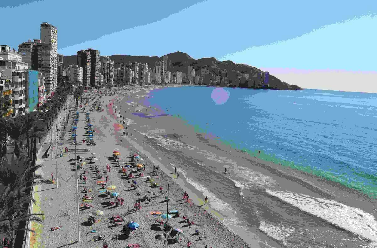 Las playas de Benidorm superan los 46.000 usuarios durante el Puente