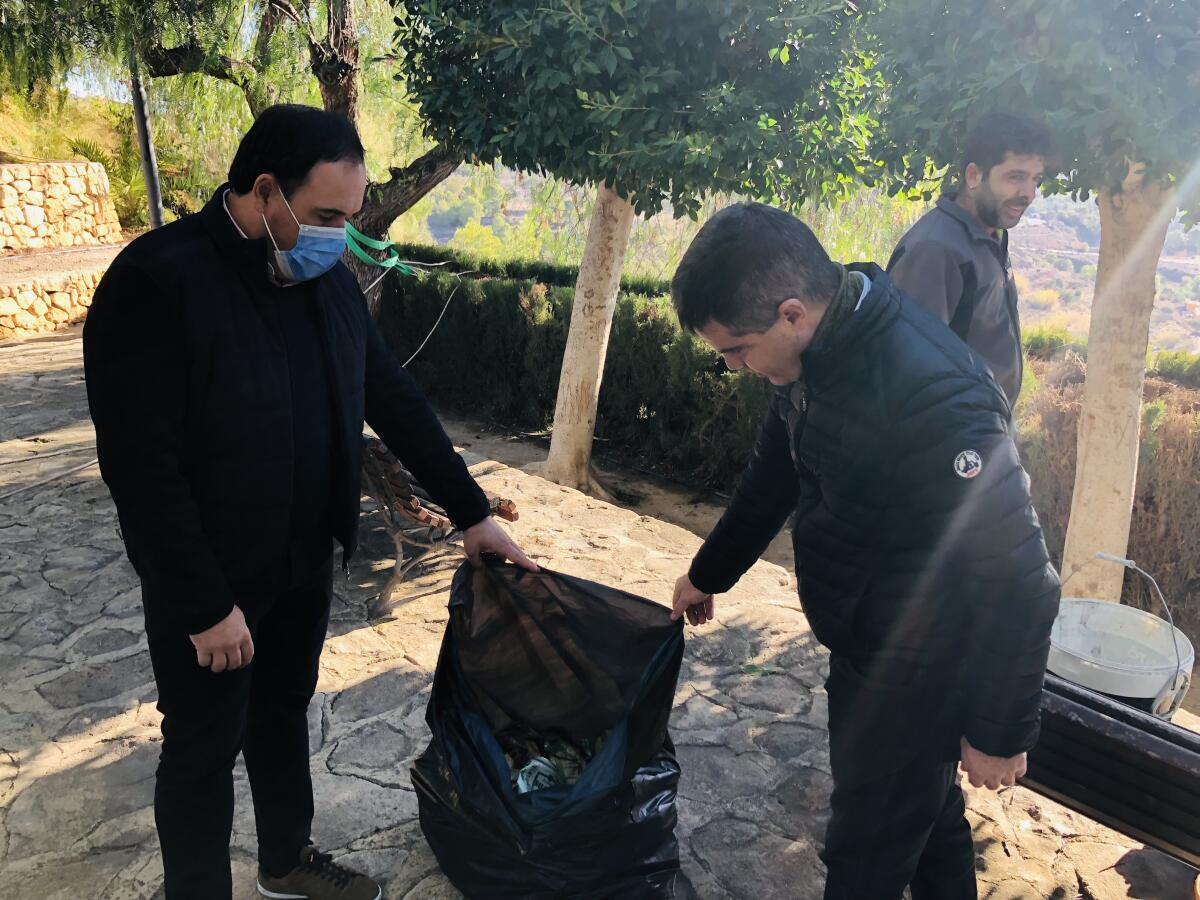 LABORES DE LIMPIEZA EN EL TALUD DE LA PEÑA DE FINESTRAT