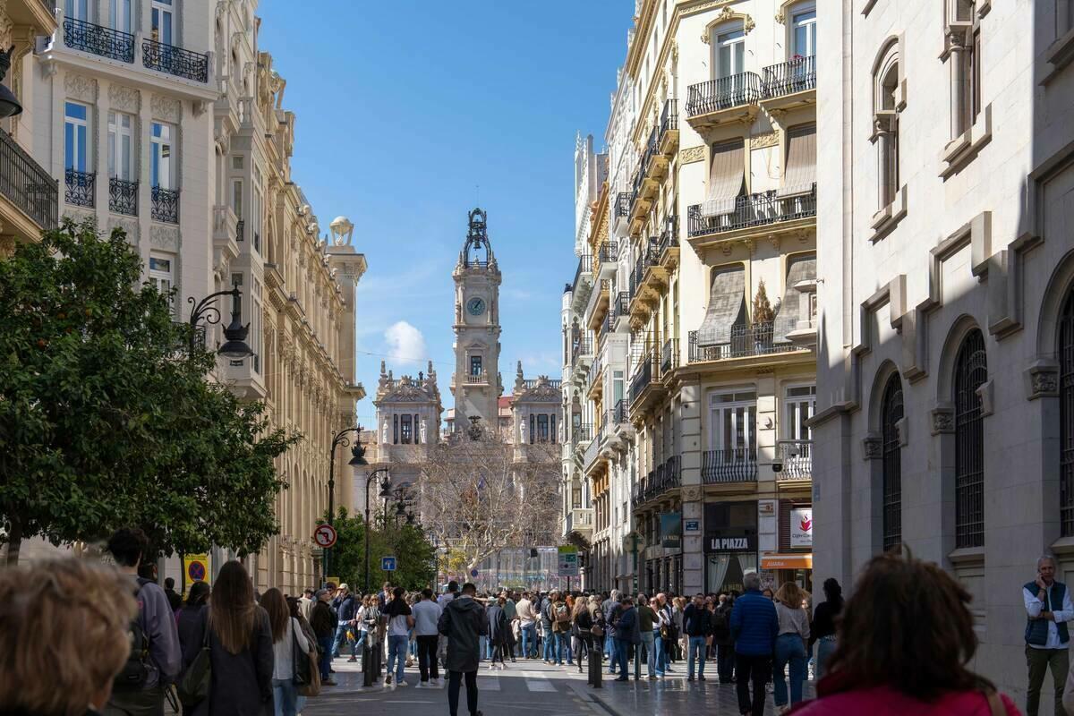 El fin de semana de Fallas acerca la ocupación hotelera al 87%, creciendo más de 10 puntos sobre las previsiones por las reservas de última hora. 