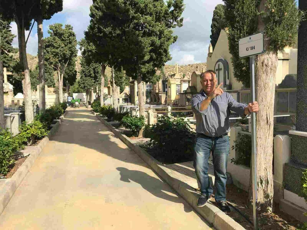 La concejalía de Cementerio de la Vila Joiosa señaliza todas las calles del campo santo