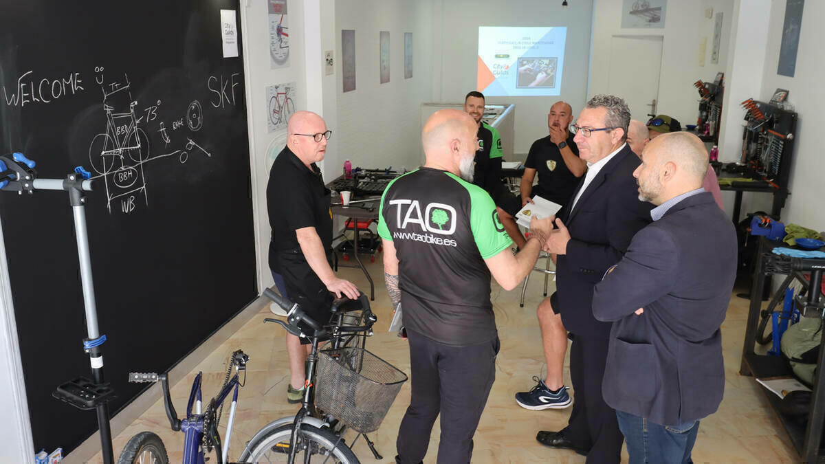 Estudiantes europeos completan en Benidorm su formación en mecánica de bicicletas 