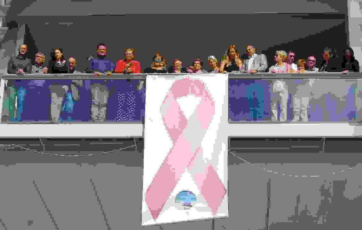 Benidorm &middot; Un gran lazo rosa en la fachada municipal para impulsar la lucha contra el c&aacute;ncer de mama