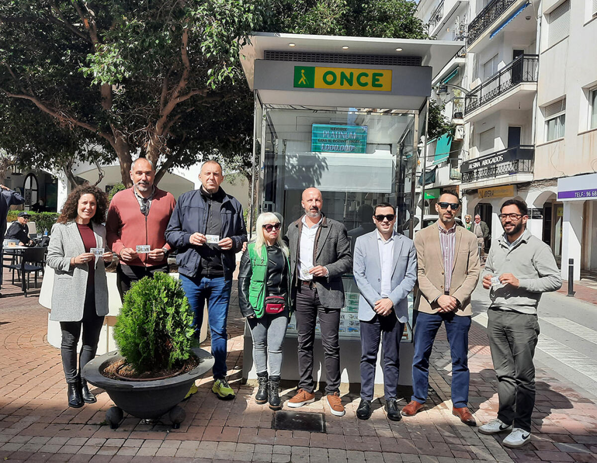 La ONCE sustituye su quiosco de la Plaza del Ayuntamiento por uno más moderno 