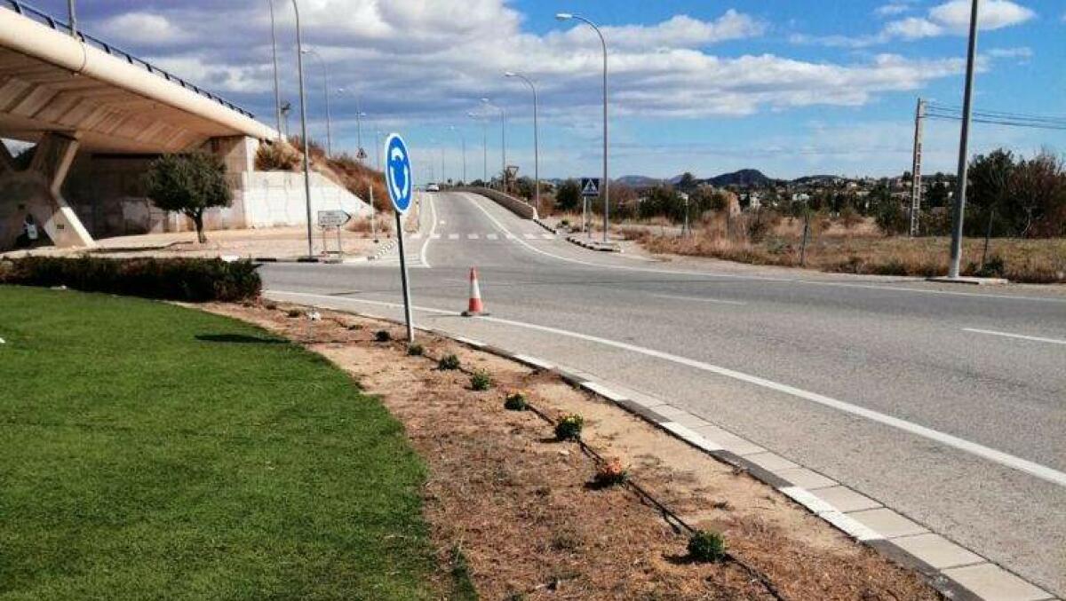 Parques y Jardines finaliza las tareas de mantenimiento y acondicionamiento de la rotonda  de acceso centro a la Vila