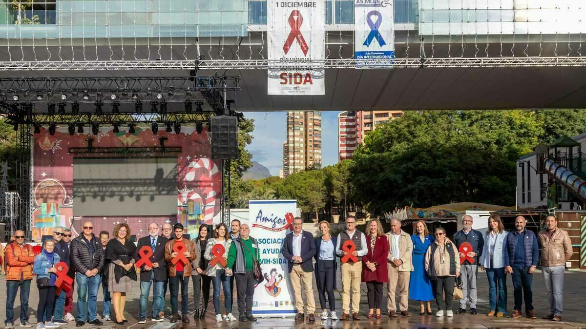 Benidorm conmemora el Día Mundial de la Lucha contra el SIDA con la colocación de un lazo en el balcón del Ayuntamiento