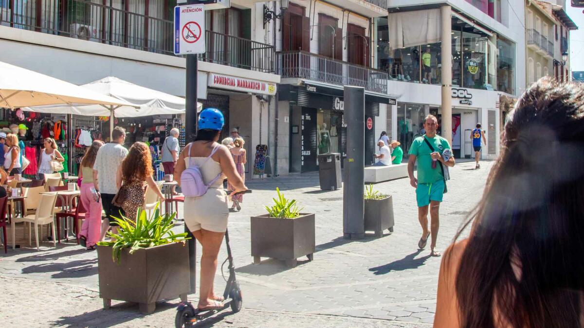 Benidorm refuerza la señalización y el control sobre el uso de patinetes en zonas peatonales 