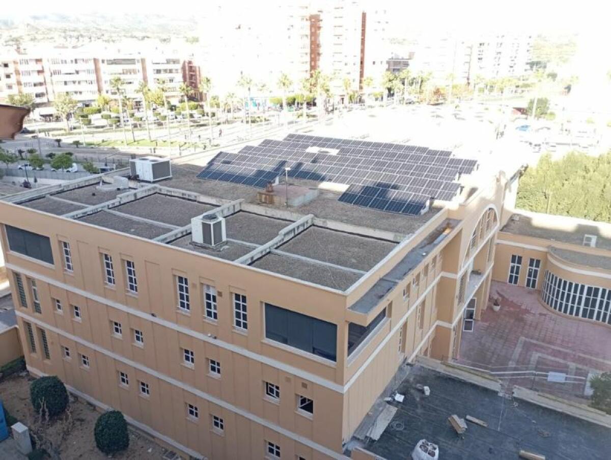 El Ayuntamiento instala 80 módulos solares de autoconsumo en la cubierta central del Centro Social ‘Llar del Pensionista’