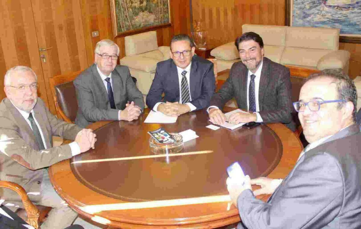 La nueva directiva de Uepal se re&uacute;ne con Luis Barcala 