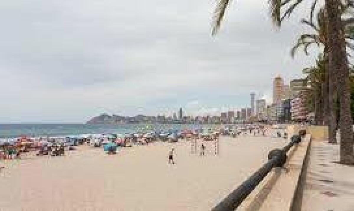 Fallece ahogado un hombre de 82 años en una playa de Benidorm