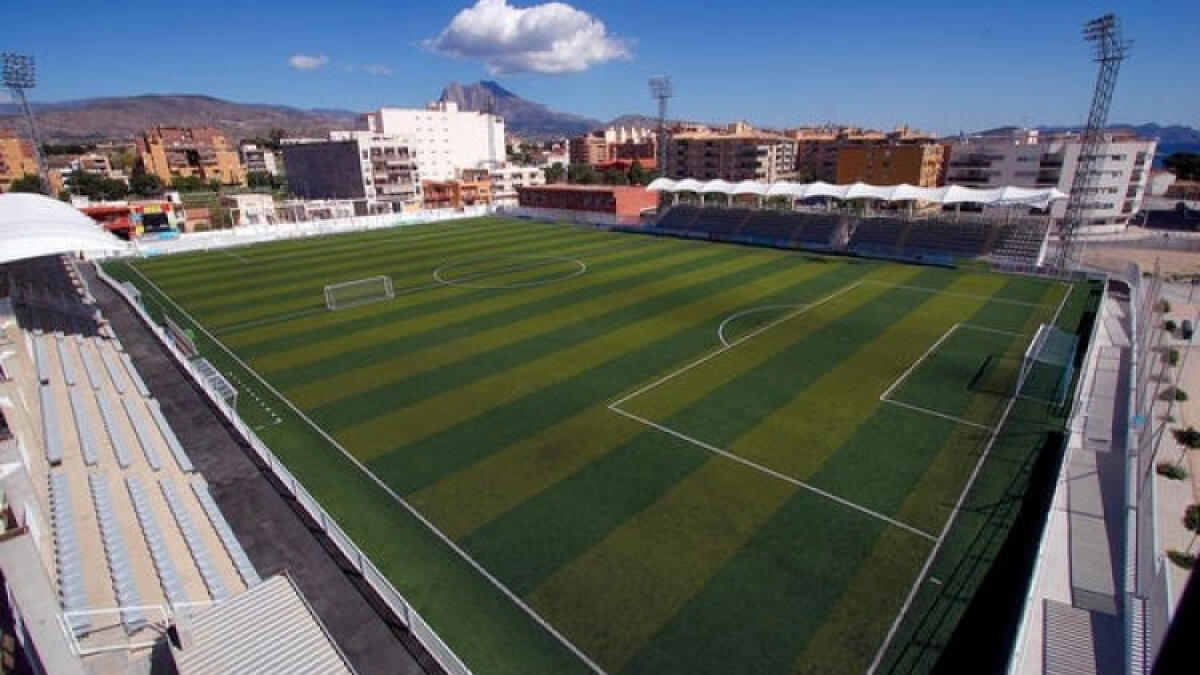 El Ayuntamiento de la Vila Joiosa adjudica la sustitución del césped del campo de fútbol municipal ‘Nou Pla’