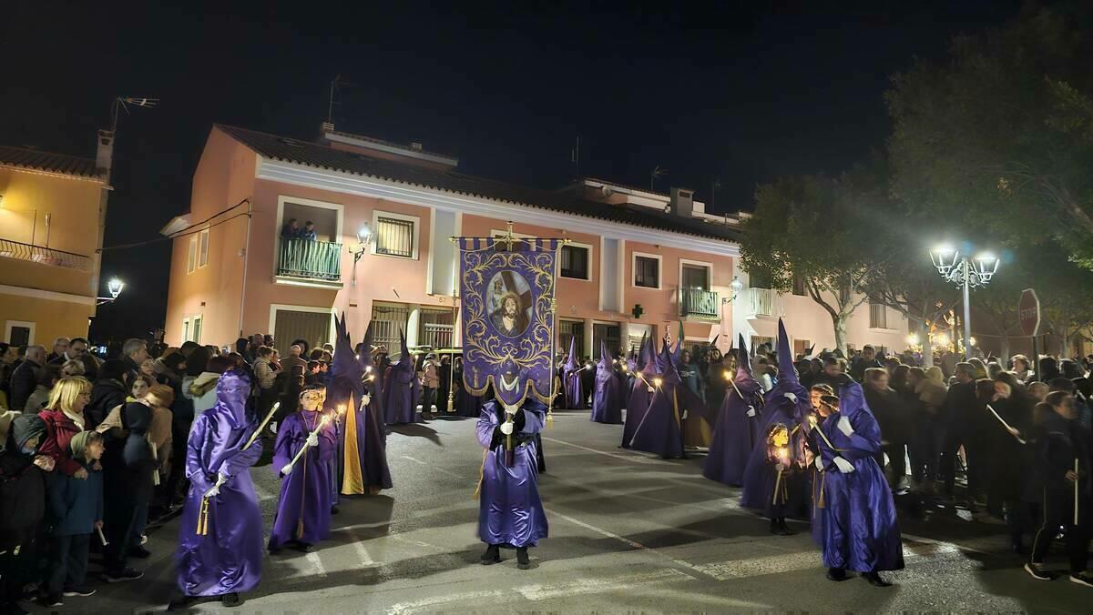 Cofrades y devotos acompañan a la imagen de Jesús Nazareno desde la ermita de San Antonio Abad