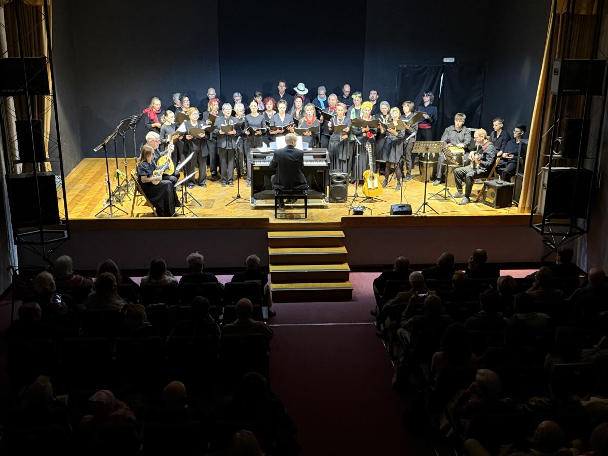 La Coral hizo viajar y cantar al p&uacute;blico con &ldquo;Ecos de la Habana&rdquo;