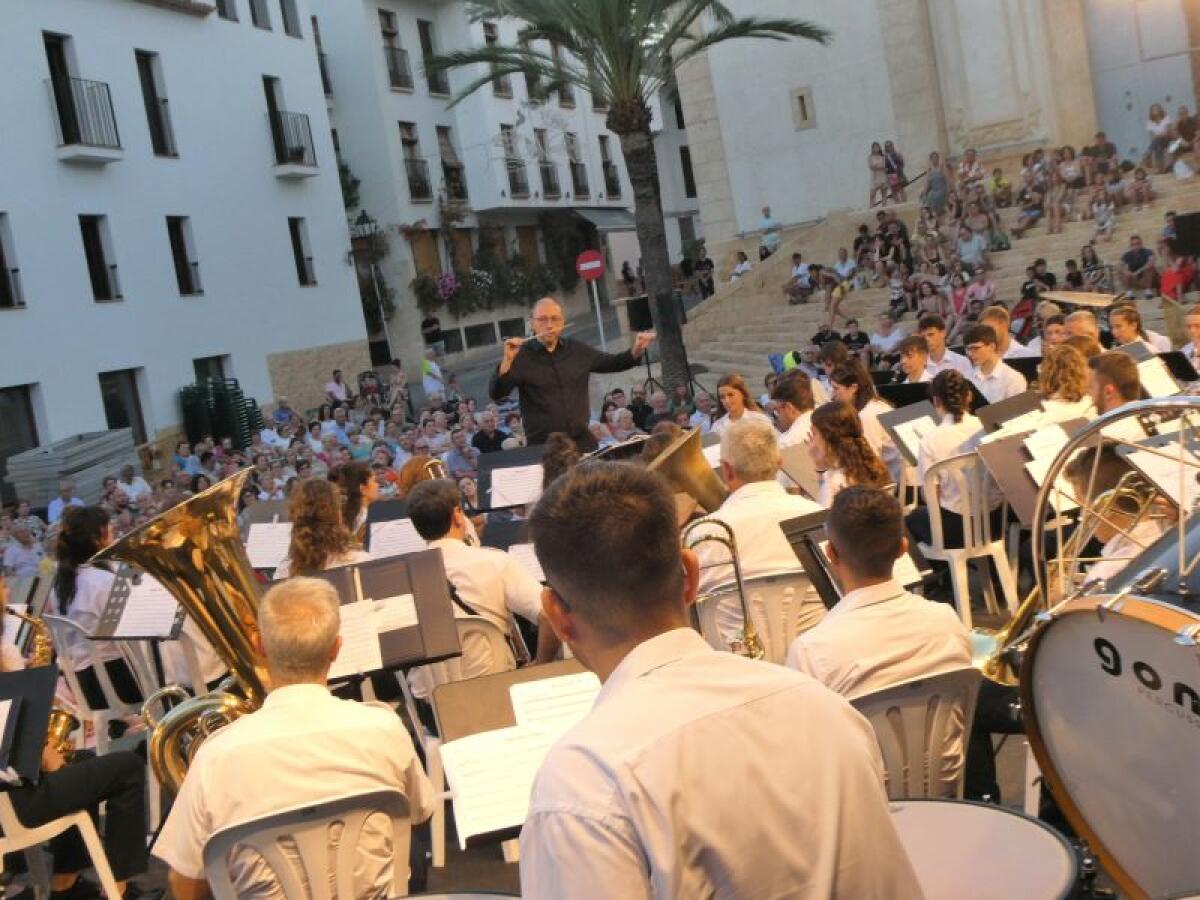 La Unió Musical de La Nucia volvió a la plaça Major en su 41 aniversario