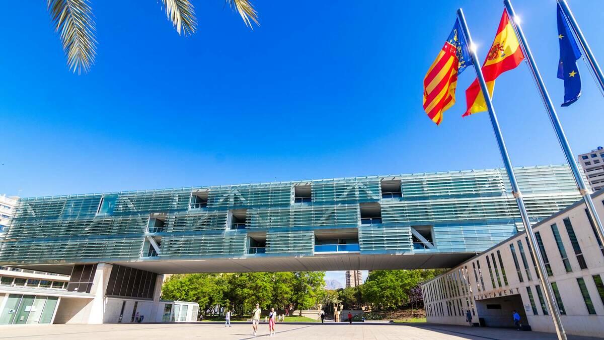 El Ayuntamiento de Benidorm contratará a cinco jóvenes desempleados a través del programa Empuju