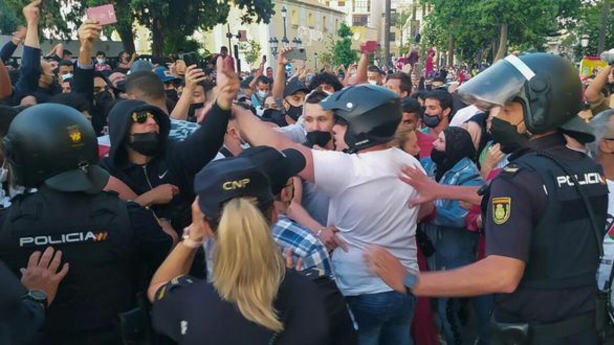 Cientos de personas intentan asaltar el hotel de Ceuta donde se aloja Abascal