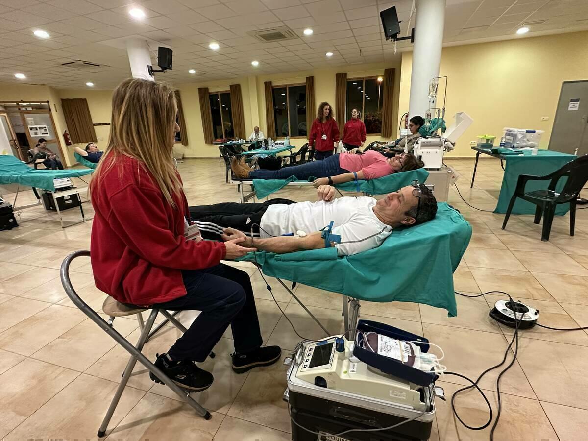 33 personas donaron sangre ayer por la tarde en el El Cirer