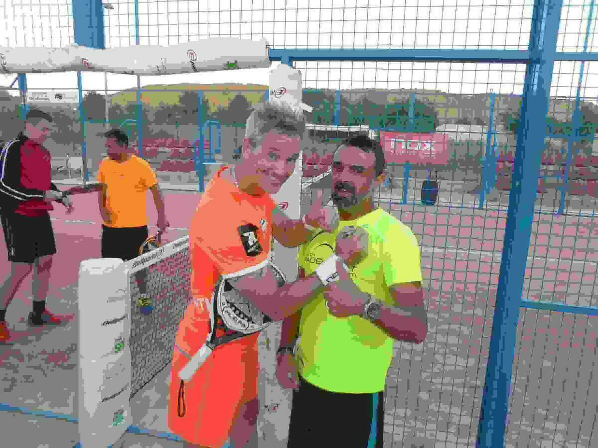 Lamperti jug&oacute; con sus fans en un cl&iacute;nic de p&aacute;del en La Nuc&iacute;a