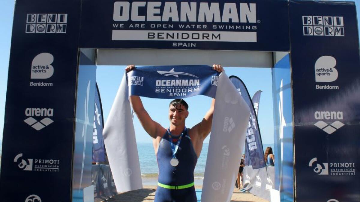 Cerca de 300 nadadores completan la Oceanman, en la que Miguel Bou se impone en dos distancias