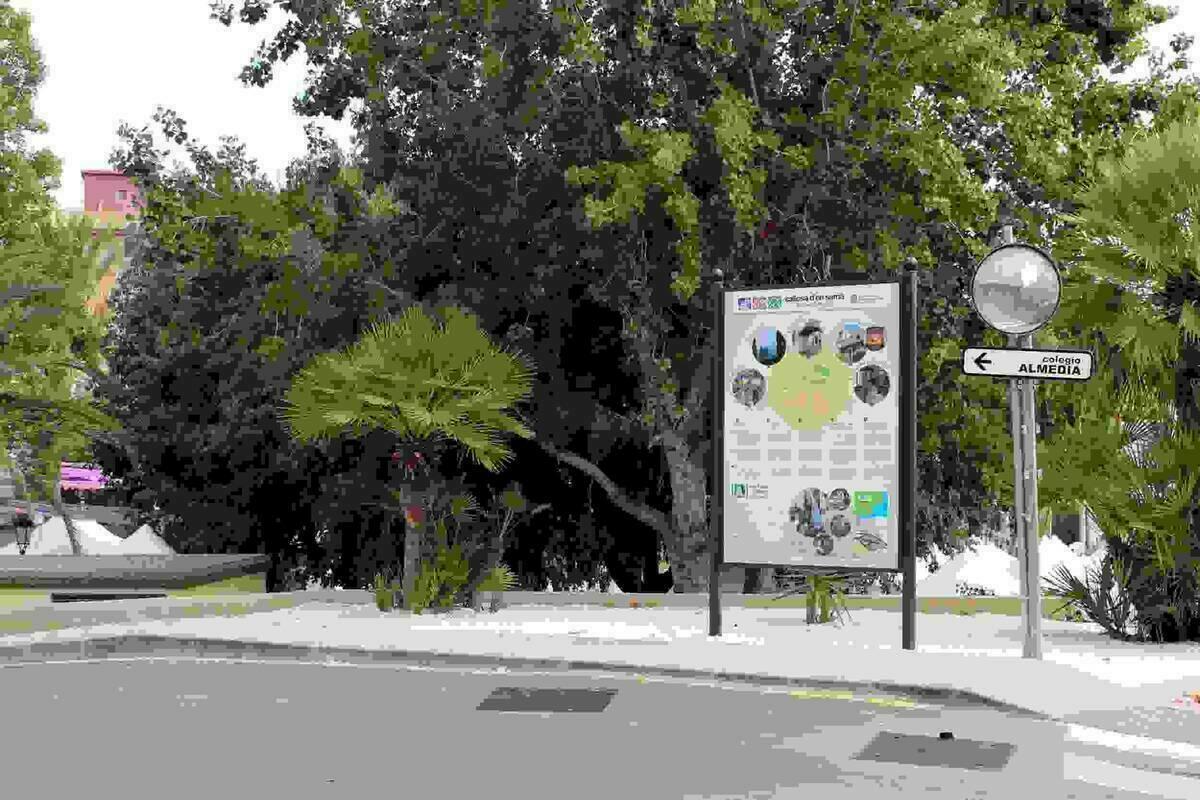 Callosa &middot; Nuevo r&oacute;tulo con informaci&oacute;n tur&iacute;stica en la pla&ccedil;a del Llaurador