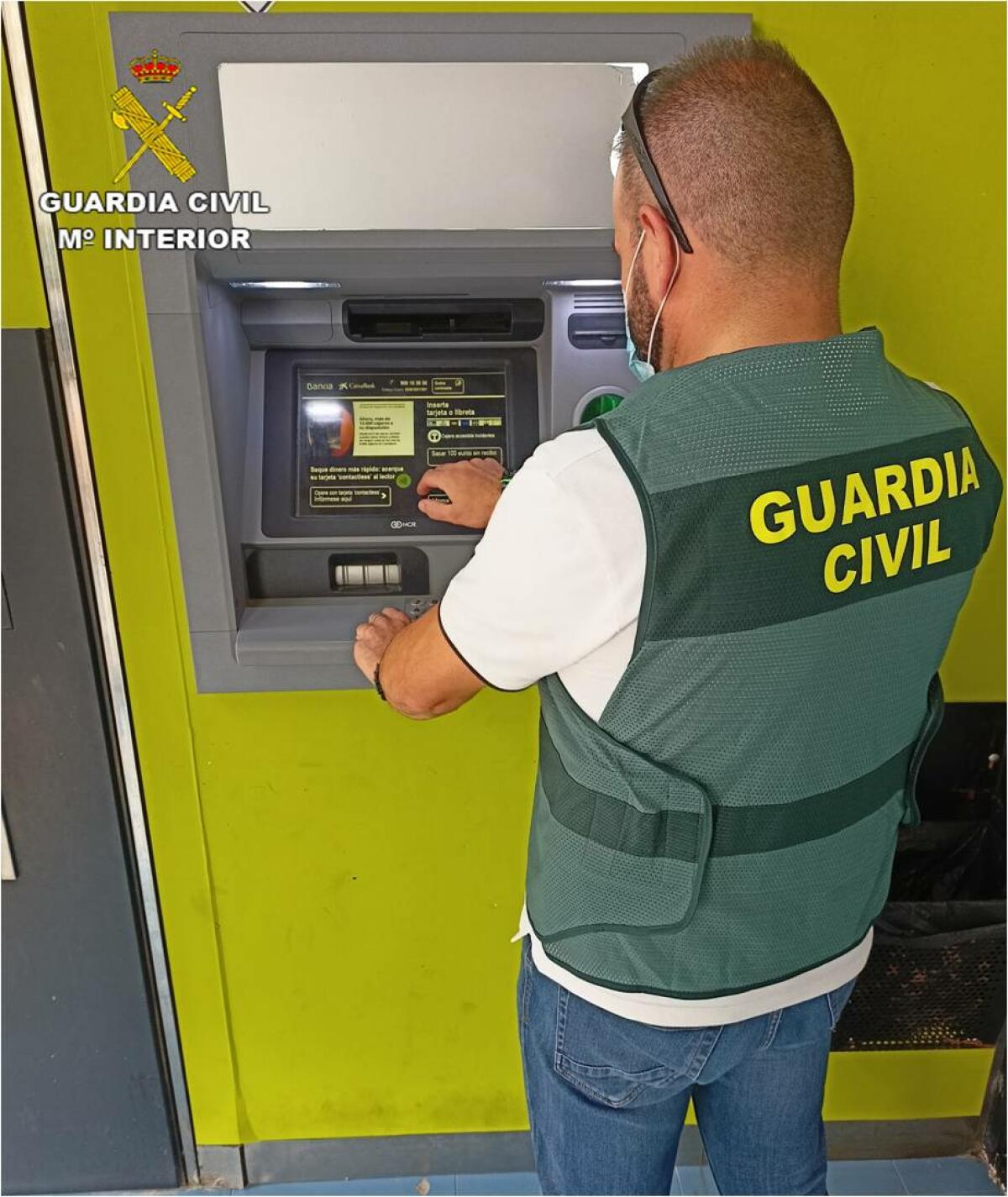 La Guardia Civil detiene a dos hombres en Dolores que realizaban estafas por medio del smishing