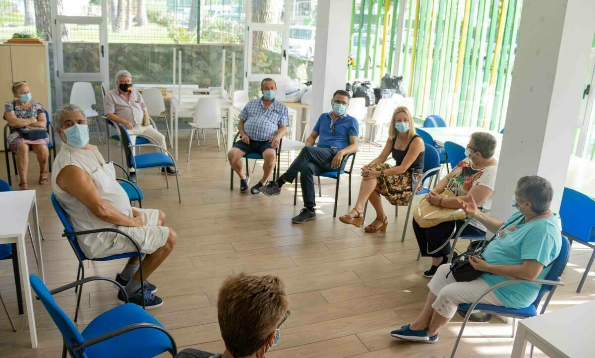 Los vecinos de Els Tolls se re&uacute;nen con sus representantes municipales.