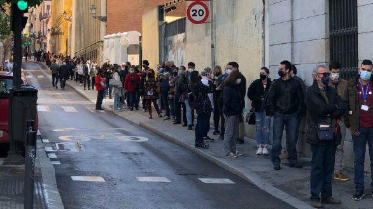 Largas colas en los colegios electorales para votar desde primera hora