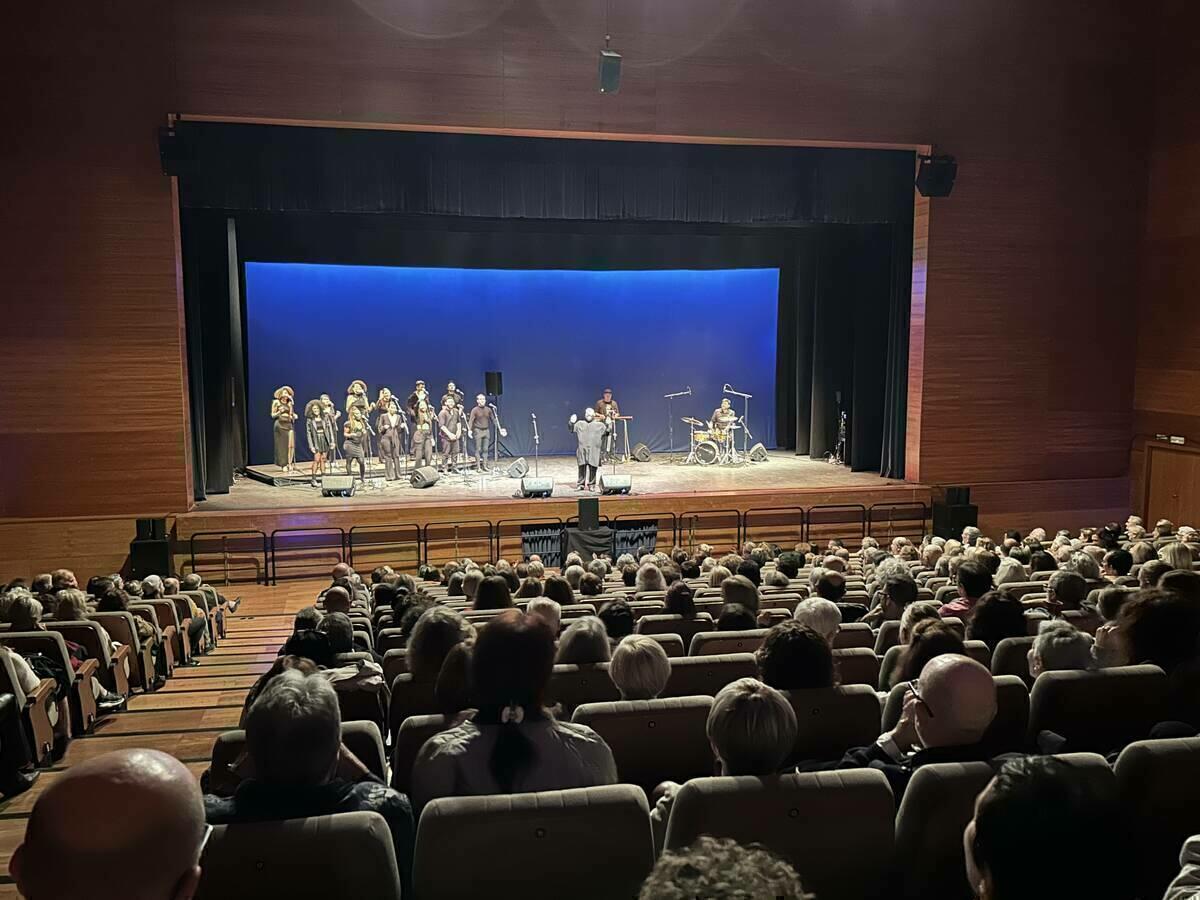 Las voces de Góspel Factory llenaron l’Auditori de música y animación 