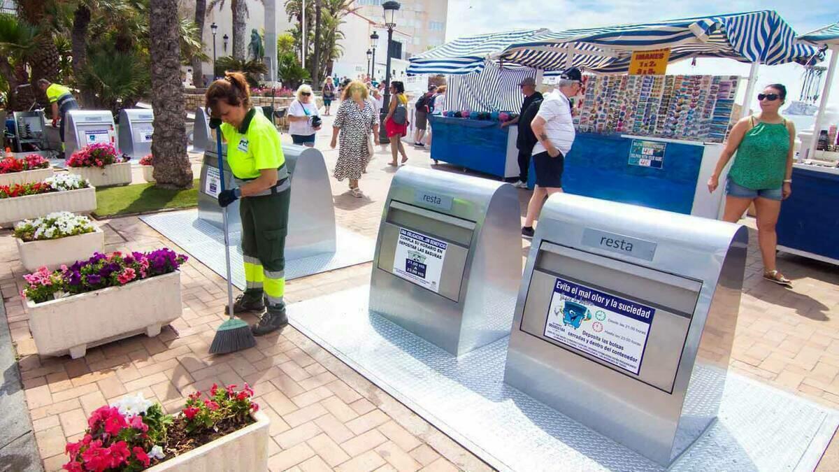 Benidorm refuerza la limpieza viaria con más trabajadores y servicios especiales en barrios y zonas turísticas durante el verano