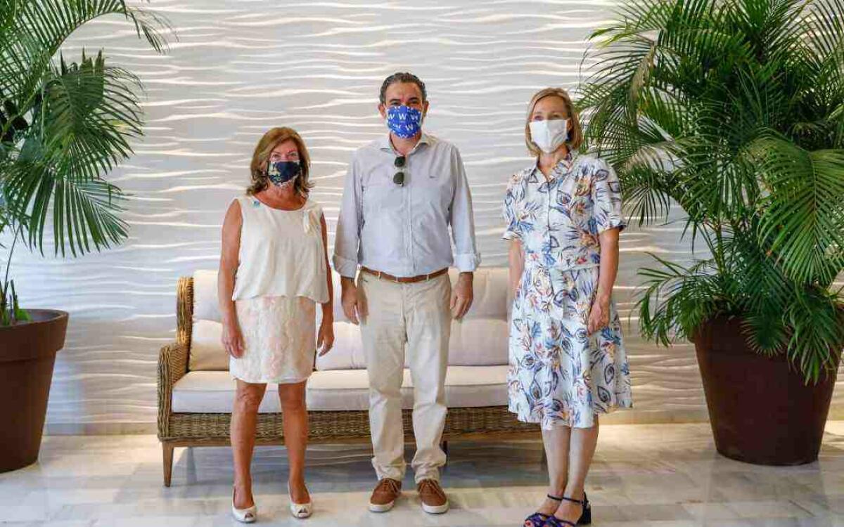 El alcalde de l&rsquo;Alf&agrave;s da la bienvenida a la nueva presidenta del Club de Leones de l&rsquo;Alf&agrave;s.