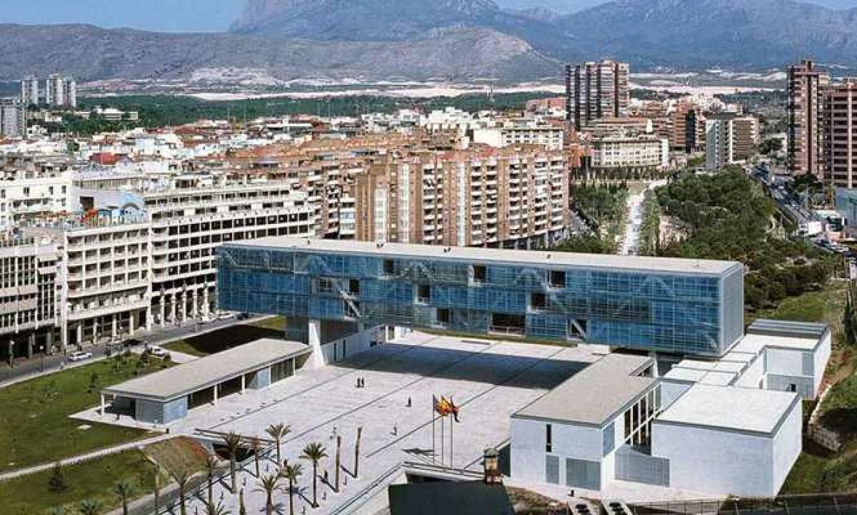 Benidorm autoriza en octubre el gasto para el transporte al campamento de verano que se celebró en julio