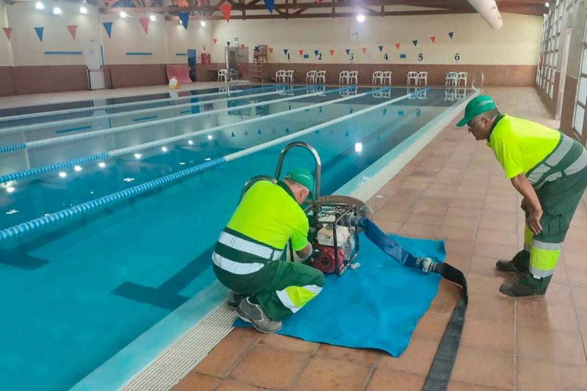 Benidorm vacía la piscina municipal del Palau d’Esports para reutilizar el agua en los baldeos