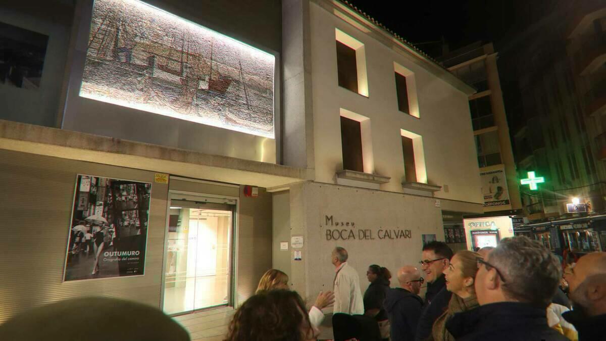 El mural de Gastón Castelló estrena iluminación y ya luce en la fachada del Boca del Calvari   