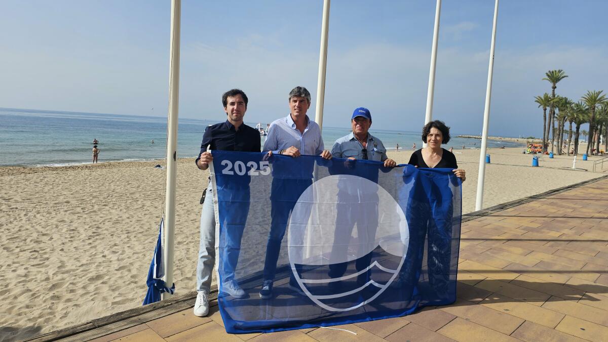 Empieza la temporada estival con el izado de las banderas que reconocen la excelencia de las playas 