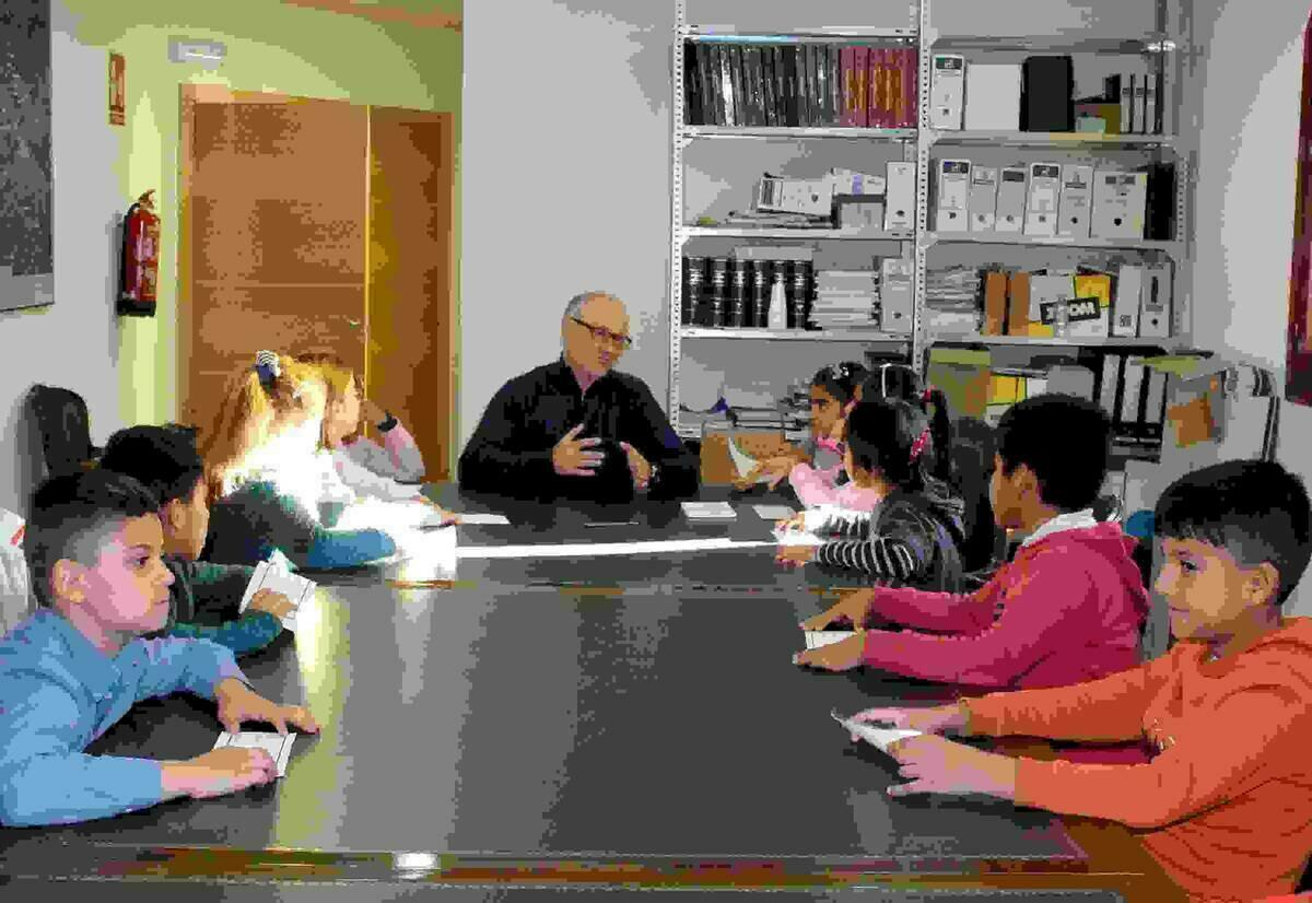 Callosa &middot; Alumnos del colegio Bernat de Sarri&agrave; entrevistan al alcalde para conocer su labor al frente del Ayuntamiento