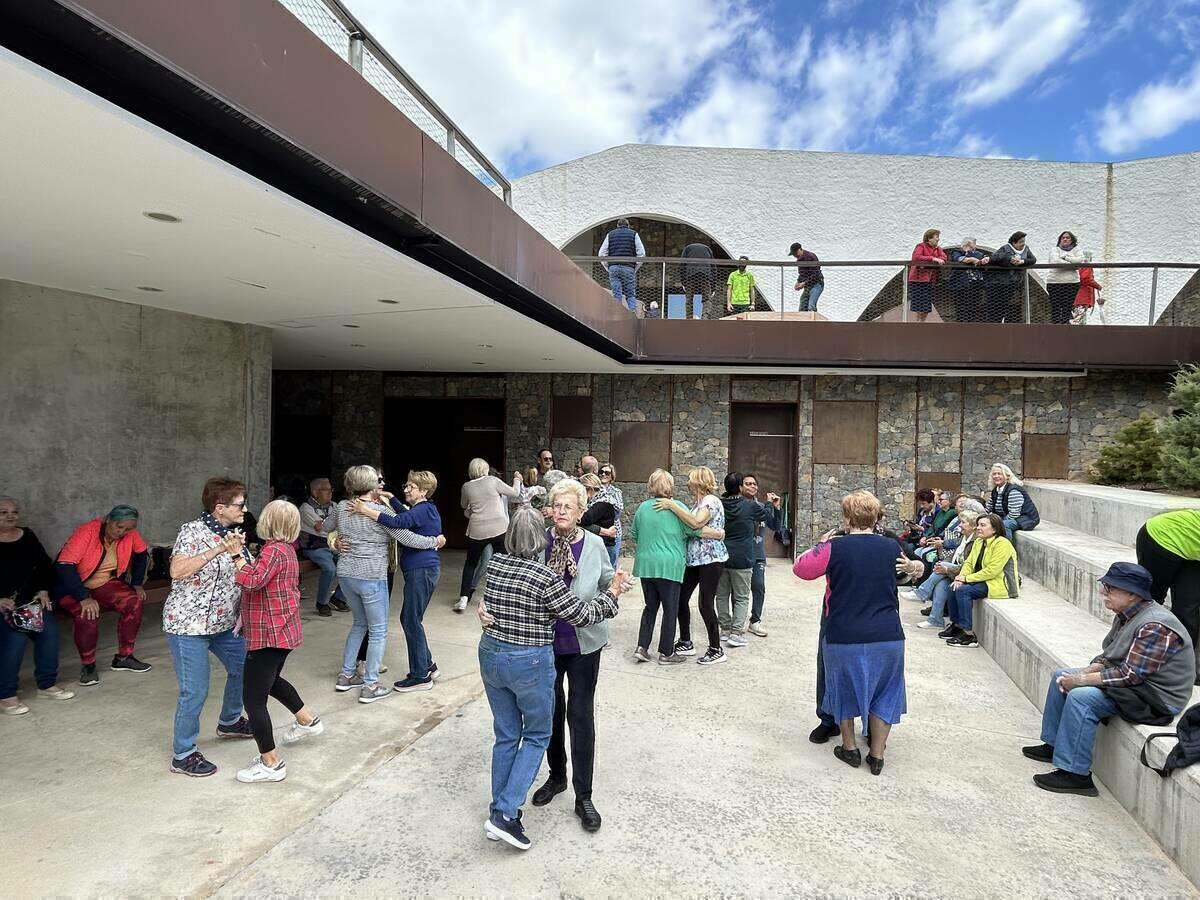 120 personas en la VIII Jornada de convivencia la 3ª Edad en el CEM