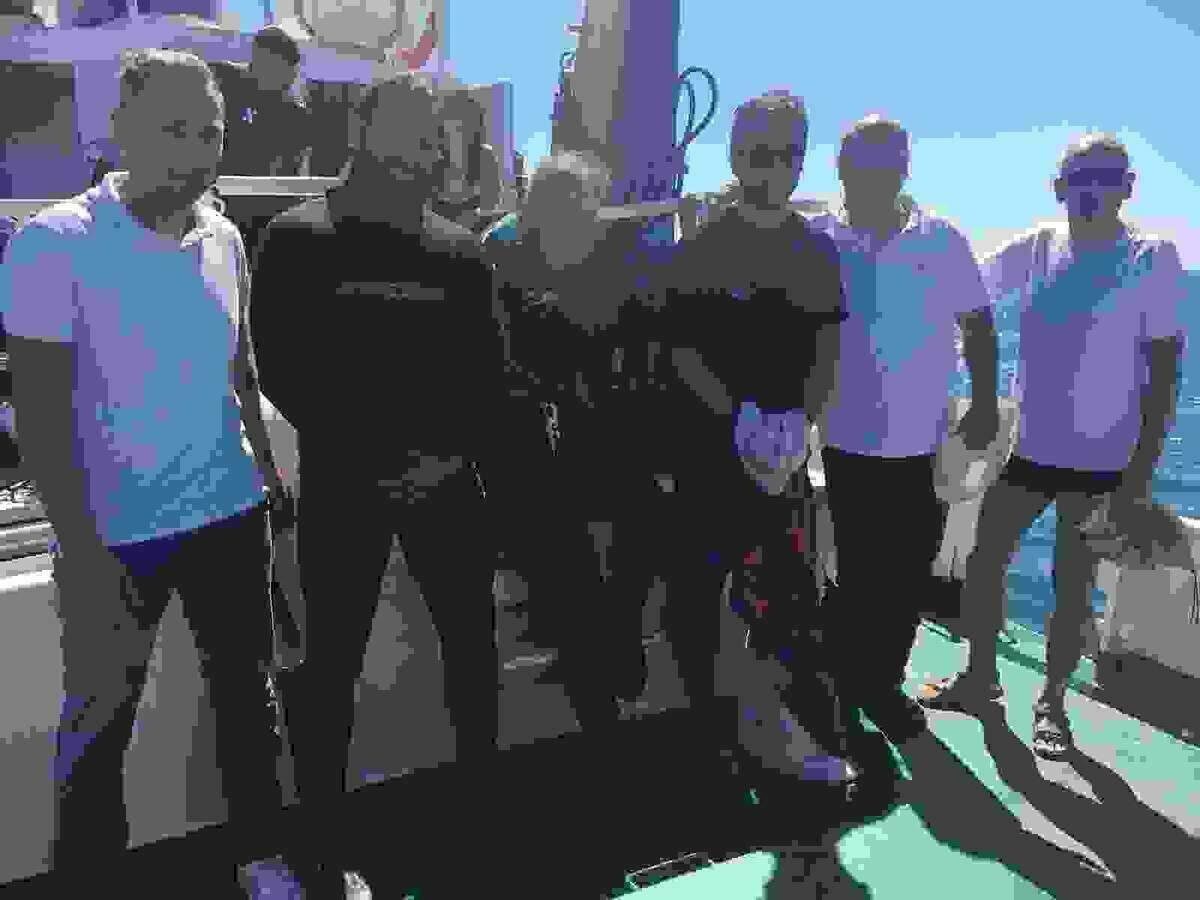 El alcalde de la Vila Joiosa visita a los cient&iacute;ficos participantes en la campa&ntilde;a del Bou Ferrer