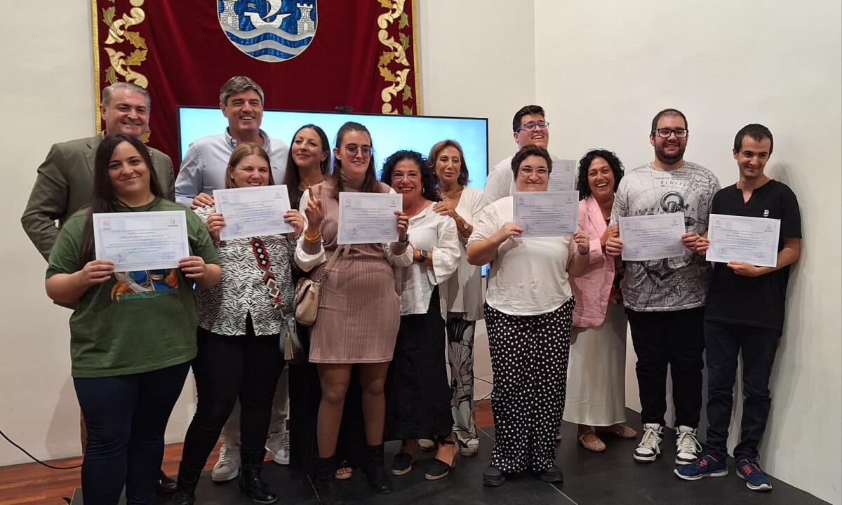 Ocho jóvenes con diversidad funcional obtienen el título de validadores de textos de lectura fácil tras la formación recibida en Villajoyosa