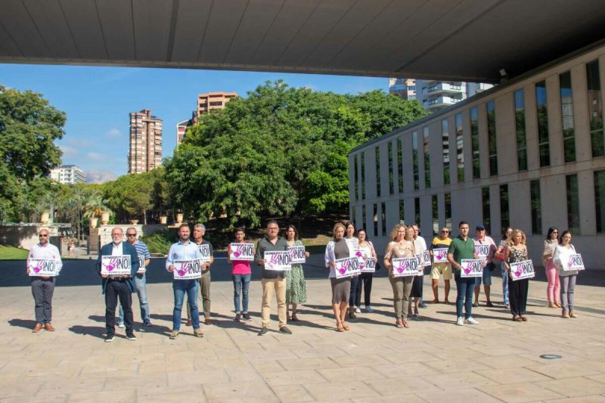 Silencio en Benidorm para condenar el crimen machista perpetrado en Toledo